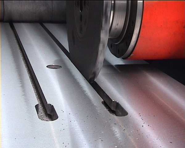 Ein Werkstück wird mit einem Scheibenfräser bearbeitet.