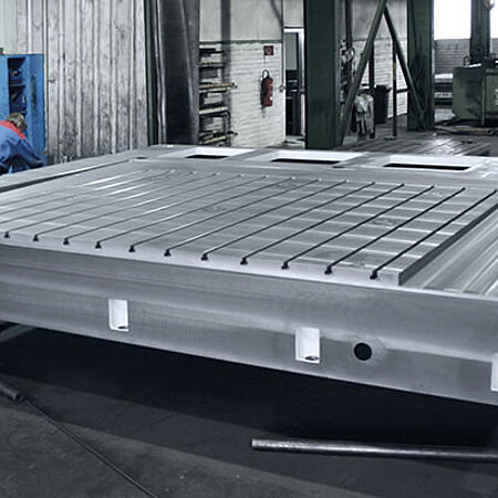 Breites Maschinenbett