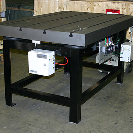 Prüfplatte auf schwingisoliertem Untergestell